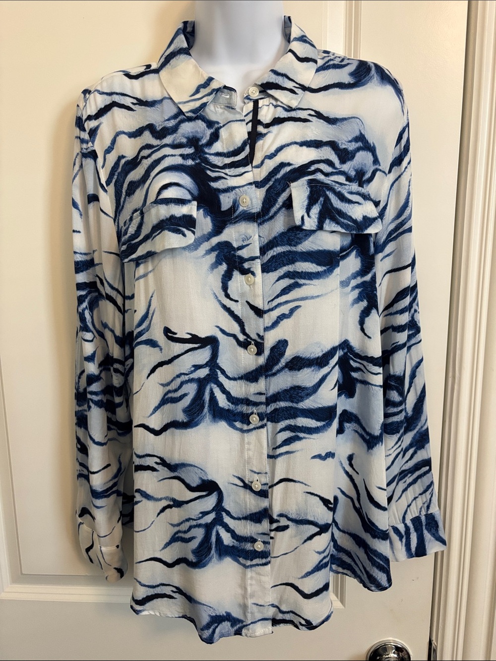 Chicos Women’s Blue & White Printed Button-Down Shirt 12/14 (#19T)
